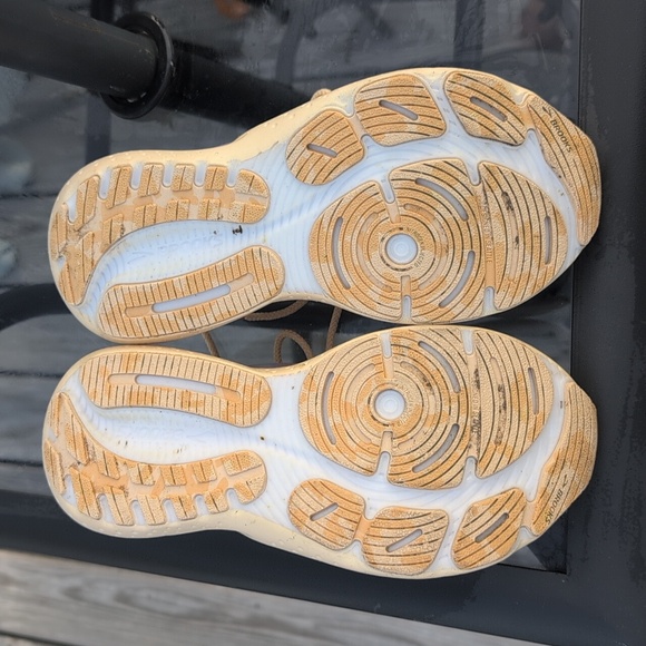 Brooks Speckled White and Tan Sneakers - Picture 4 of 10